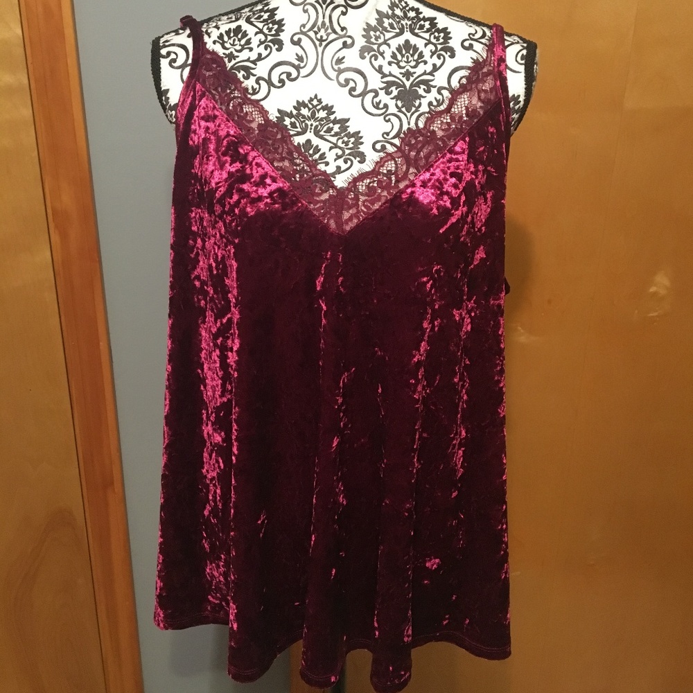 NWT Torrid Size 2 Berry Velvet Lace Trim Cami